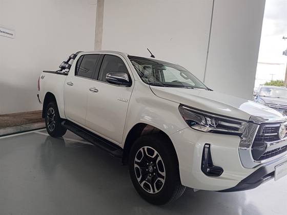 TOYOTA HILUX 2.8 D-4D TURBO DIESEL CD SRX 4X4 AUTOMÁTICO